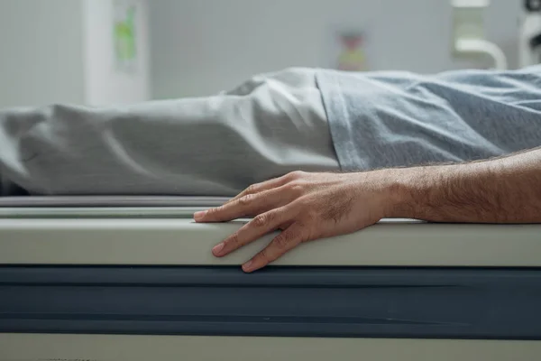 Невпізнаваний Пацієнт Лежить Ліжку Лікарні — стокове фото