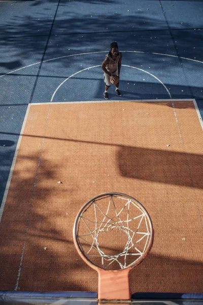 Young Man Dunking Basketball Outdoor Basketball Court — Stock Photo, Image