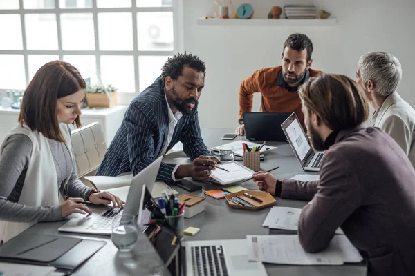 Grupo Empresarios Serios Que Discuten Sala Reuniones — Foto de Stock