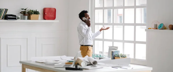 Gutaussehender Afrikanischer Designer Der Seinem Büro Steht Und Mit Dem — Stockfoto