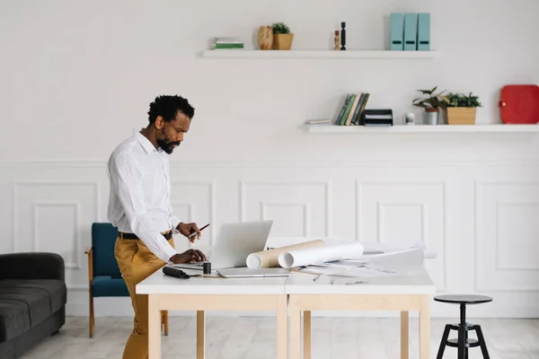 Guapo Africano Elegante Hombre Diseñador Pie Oficina Trabajando Ordenador Portátil — Foto de Stock