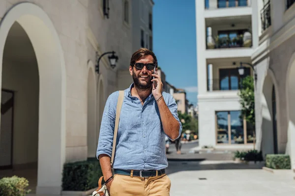 Όμορφος Καυκάσιος Επιχειρηματίας Στέκεται Έξω Και Μιλάμε Για Κινητό Τηλέφωνο — Φωτογραφία Αρχείου