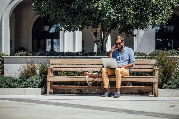 Stilig Kaukasiska Affärsman Freelancer Sitter Utomhus Och Talar Mobiltelefon — Stockfoto