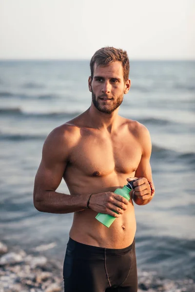 Portrait Beau Sportif Debout Sur Plage — Photo