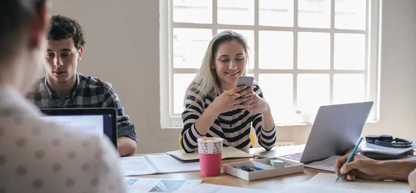 Bella Studentessa Caucasica Universitaria Che Tiene Suo Smartphone — Foto Stock