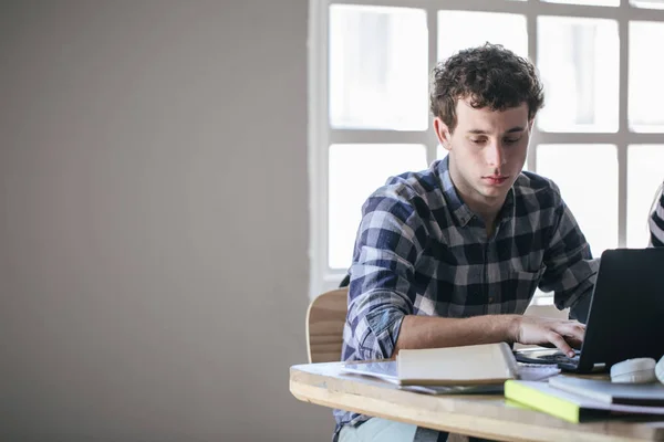 Menino Faculdade Sentado Com Seus Colegas Classe Estudando Laptop — Fotografia de Stock