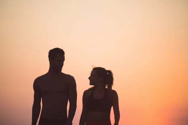 Jovem Mulher Apaixonados Caminhando Pôr Sol — Fotografia de Stock