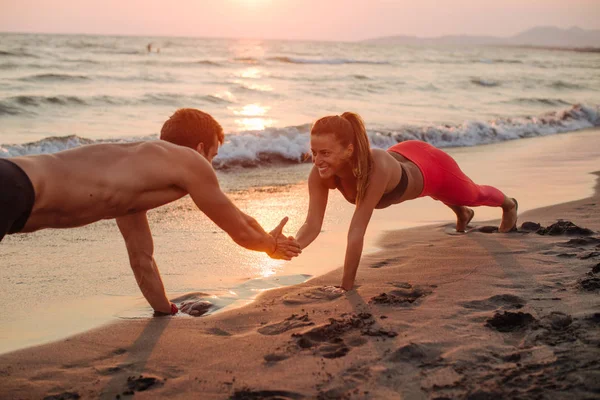 Bonito Homem Caucasiano Bela Mulher Sorridente Fazendo Flexões Praia Areia — Fotografia de Stock