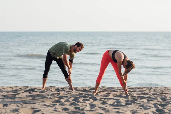 Fidanzato Fidanzata Facendo Esercizio Stretching Sulla Spiaggia Sabbia — Foto Stock