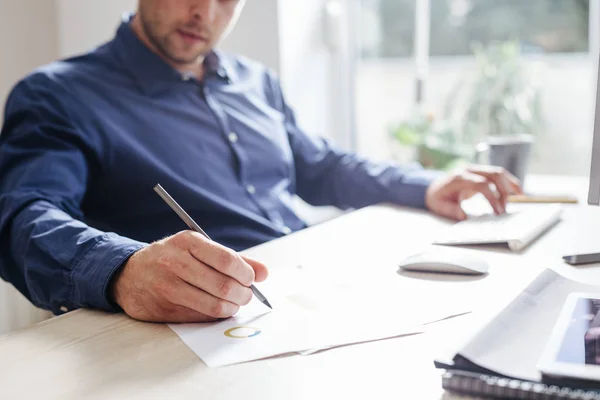 Young Businessman Taking Notes While Working Desktop Computer Modern Office — Stock Photo, Image