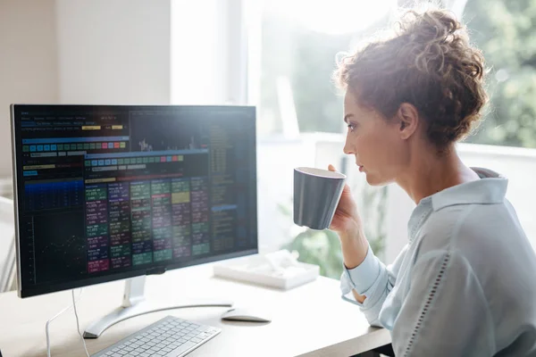 Joven Empresaria Bebiendo Café Mientras Trabaja Una Computadora Escritorio Moderno —  Fotos de Stock