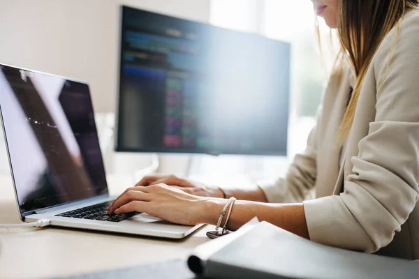 Junge Geschäftsfrau Arbeitet Einem Laptop Modernen Büro — Stockfoto