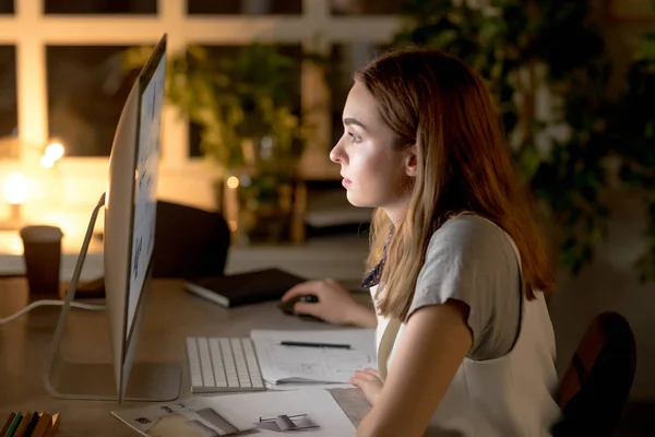Schöne Junge Kaukasische Geschäftsfrau Arbeitet Spät Auf Einem Desktop Computer — Stockfoto