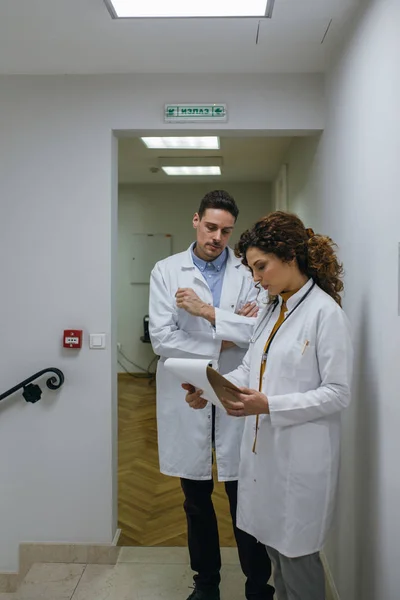 Médecin Homme Femme Debout Ensemble Dans Couloir Hôpital — Photo