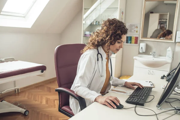 Bonito Jovem Médico Caucasiano Trabalhando Computador Desktop Escritório Médico Moderno — Fotografia de Stock