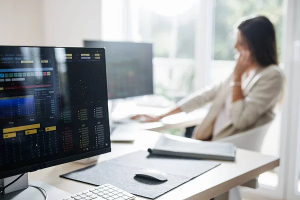 Young Businesswoman Working Desktop Computer Modern Office Space — Stock Photo, Image