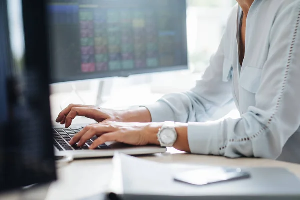 Giovane Donna Affari Che Lavora Computer Portatile Presso Spazio Ufficio — Foto Stock