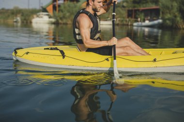 Genç beyaz adam giyen yaşam yelek Kayak.