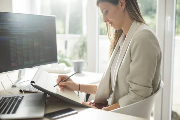 Jeune Femme Affaires Prenant Des Notes Devant Son Ordinateur Bureau — Photo