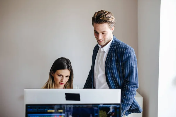 Birlikte Modern Ofis Alanı Çalışan Genç Adamları — Stok fotoğraf