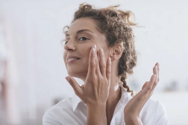 Pretty Smiling Caucasian Woman Applying Lotion Her Face Her Morning — Stock Photo, Image