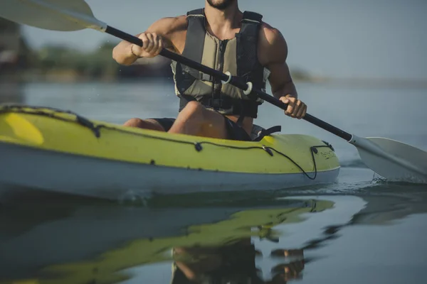 Genç Beyaz Adam Giyen Yaşam Yelek Kayak — Stok fotoğraf