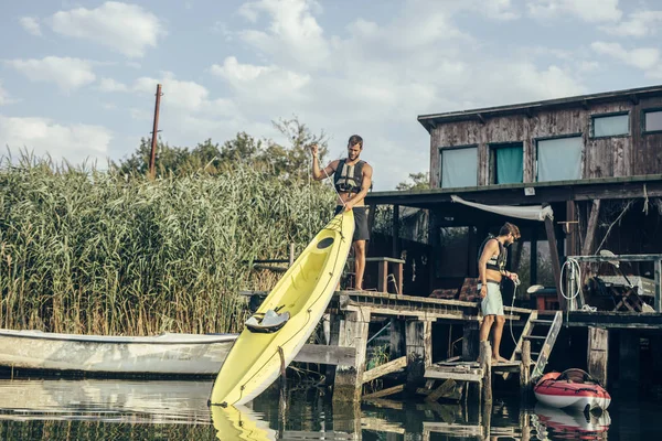 Dois Jovens Caucasianos Caiadores Colocando Caiaque Água — Fotografia de Stock