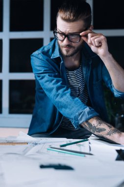 Bir ofiste çalışma gece yakışıklı genç Kafkas mimar.