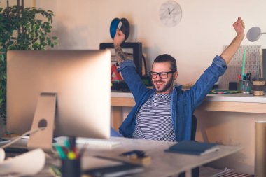 Yakışıklı genç Kafkas freelancer geç masaüstü bilgisayar başında çalışırken bir mola.