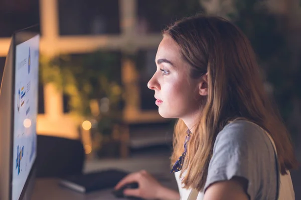 Bonita Jovem Mulher Negócios Caucasiana Trabalhando Até Tarde Computador Desktop — Fotografia de Stock