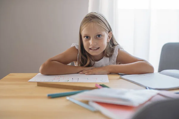 Retrato Linda Rubia Sonriente Colegiala Mirando Cámara — Foto de Stock