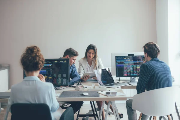 Jeunes Gens Affaires Travaillant Avec Les Prévisions Boursières Sur Leurs — Photo