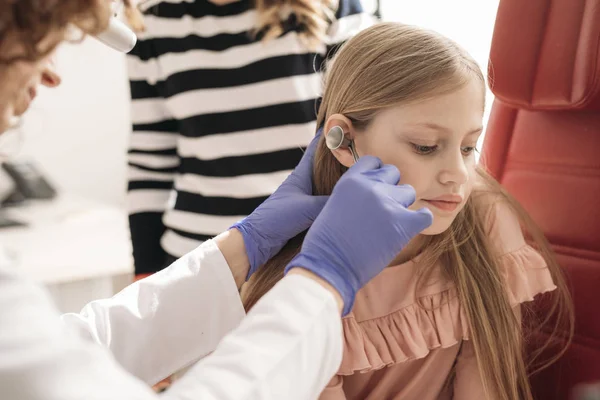 Orl Médico Examinando Uma Criança Clínica — Fotografia de Stock