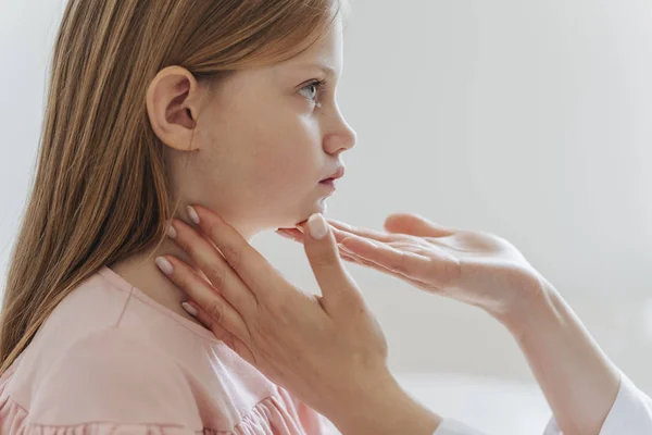 Mignon Caucasien Fille Ayant Examen Par Pédiatre — Photo