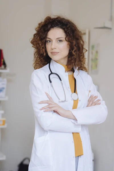 Retrato Bela Mulher Branca Médico Olhando Para Câmera — Fotografia de Stock