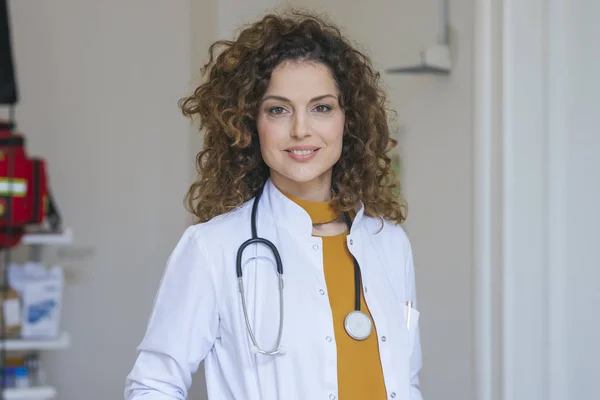 Porträt Der Schönen Kaukasischen Ärztin Die Die Kamera Blickt — Stockfoto