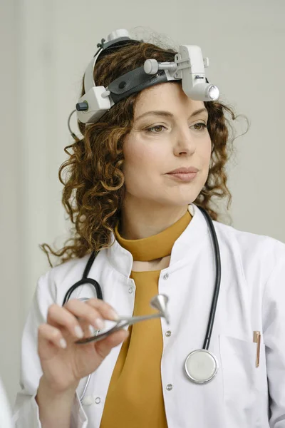 Retrato Uma Mulher Bonita Orl Médico — Fotografia de Stock