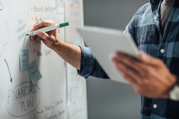 Joven Empresario Irreconocible Escribiendo Plan Negocios Pizarra Blanca — Foto de Stock