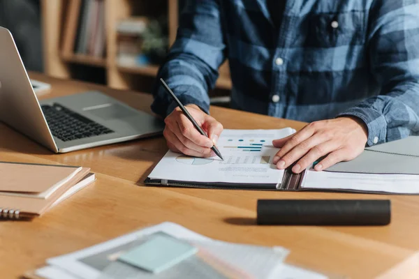 Jovem Empresário Casual Escrevendo Seu Escritório — Fotografia de Stock