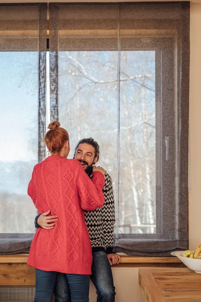 Šťastný Muž Žena Objímala Těší Zimě Doma — Stock fotografie