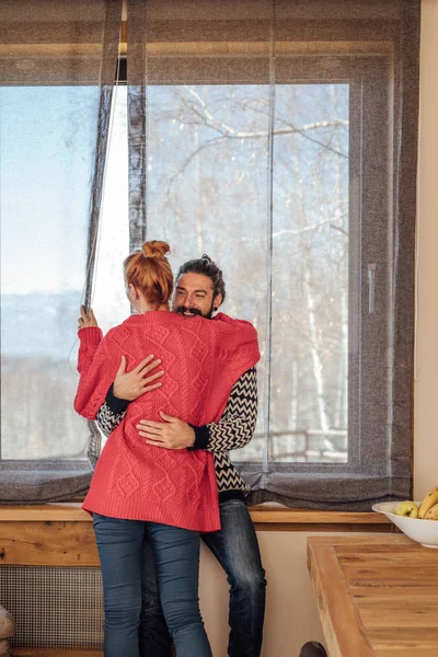 Felice Uomo Donna Che Abbracciano Godono Inverno Casa — Foto Stock