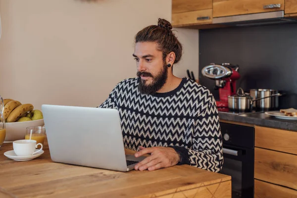 Bonito Homem Caucasiano Sentado Cozinha Digitando Seu Laptop — Fotografia de Stock