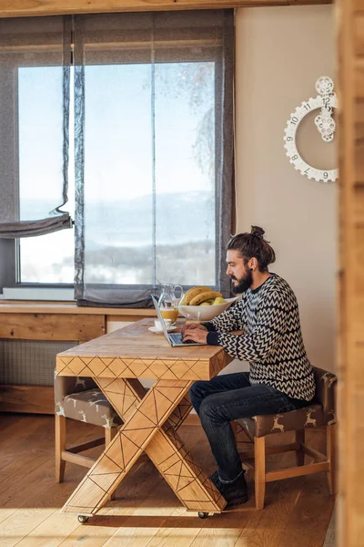 Schöner Kaukasischer Mann Sitzt Der Küche Und Tippt Auf Seinem — Stockfoto