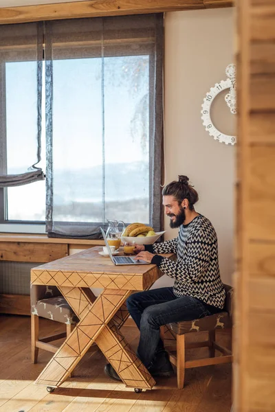 Stilig Kaukasiska Man Sitter Köket Och Skriver Sin Laptop — Stockfoto