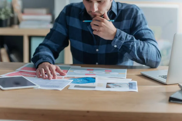 Joven Hombre Negocios Casual Trabajando Con Papeles Fotos De Stock