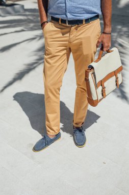 Açık havada duran ve bir ihale işadamı kırpılmış Unrecognisable.