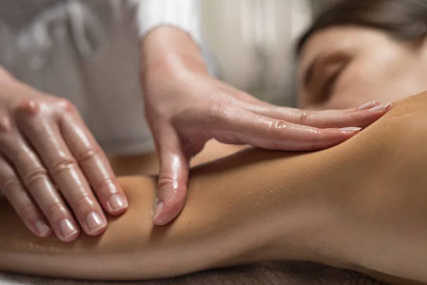 Gros Plan Des Mains Masseur Méconnaissable Faisant Massage Des Épaules — Photo