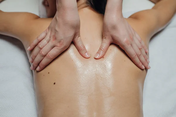 Ung Kvinna Njuter Ryggmassage Ett Spa Center — Stockfoto