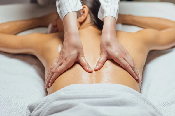 Mujer Joven Disfrutando Masaje Espalda Centro Spa —  Fotos de Stock