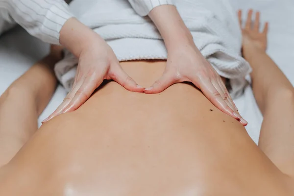 Ung Kvinna Njuter Ryggmassage Ett Spa Center — Stockfoto